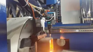 Cabezal de corte láser con oxígeno LCF15A1, de 12 kW para corte biselado a 45° de acero al carbono de 20 mm (0.8 m/min)